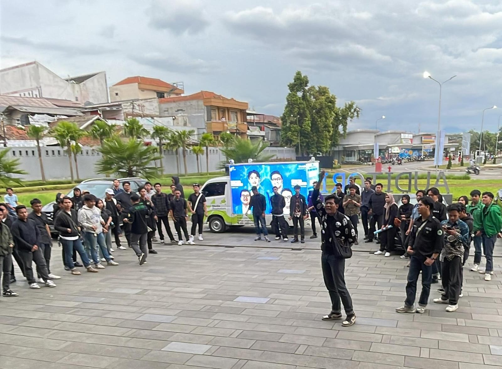 KAMPUS BUKAN PANGGUNG POLITIK, MAHASISWA UNJANI TUNTUT KLARIFIKASI DAN MAAF ATAS PELECEHAN ALMAMATER